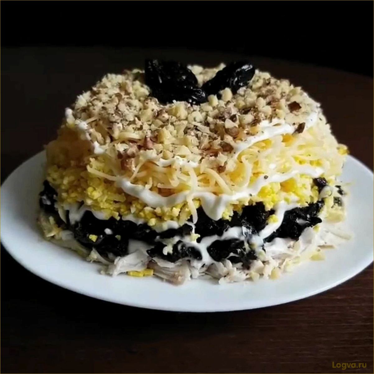 (салаты, орехами, черносливом, готовим, поводу) Салаты с орехами и черносливом: готовим по поводу и без повода!